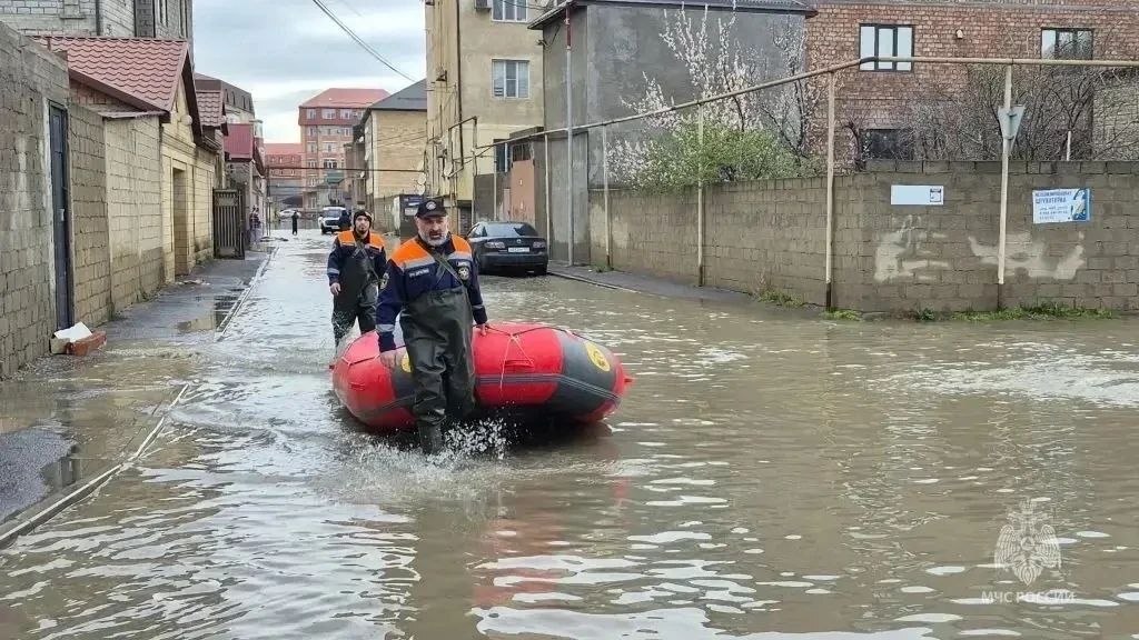 Спасатели в зоне подтопления. Фото: пресс-служба МЧС по Дагестану / Telegram 