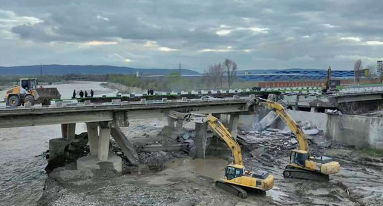 Поврежденный мост в Чечне. Фото: https://www.grozny-inform.ru/news/society/182357/