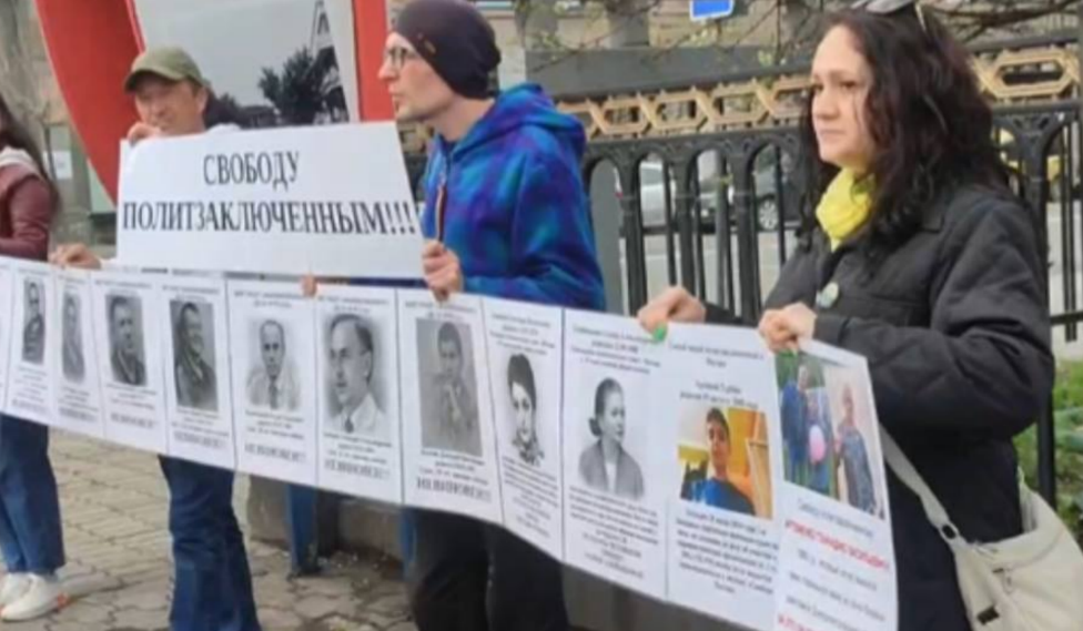 Участники акции в Ереване. Скриншот фото RusNews от 04.04.26, https://t.me/rusnews/82710