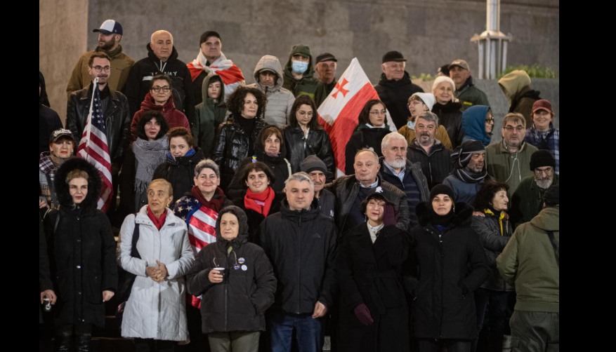 Участники акции у парламента Грузии. Скриншот фото Publika от 05.04.26, https://www.facebook.com/photo/?fbid=1724775242255352&set=pb.100041686795244.-2207520000 (деятельность компании Meta, владеющей соцсетью, запрещена в России).