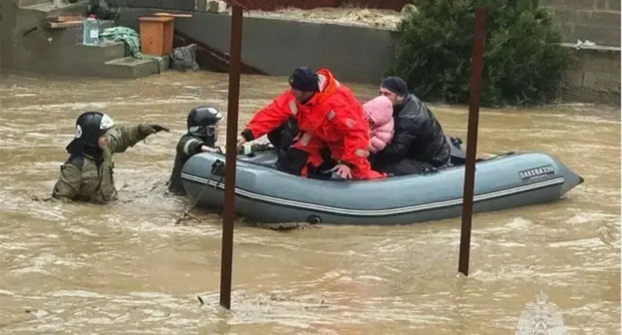 Эвакуация людей в Дагестане. Фото: МЧС России