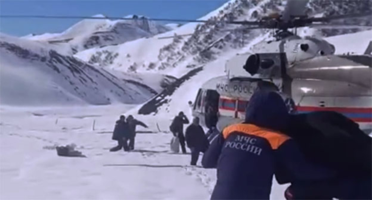 Эвакуация людей вертолетом в Дагестане. 8 апреля 2026 г. Скриншот видео https://t.me/kulirayon/12967