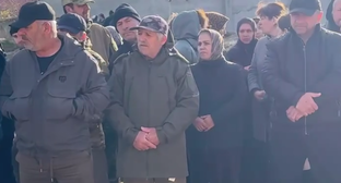 Стоп-кадр: "Жители поселка Газораспределитель в Махачкале обратились к мэру Махачкалы и главе Дагестана с требованием убрать препятствия в русле реки". Фото: "Черновик" 2.0 / Telegram-канал