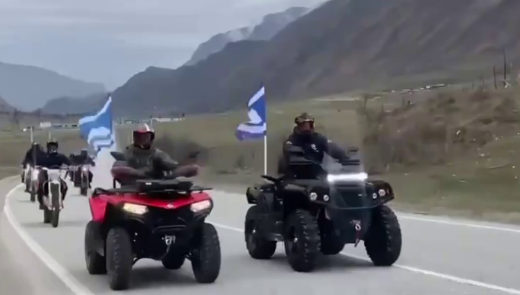 Автопробег в Черекском районе. Стоп-кадр видео из Telegram-канала администрации главы КБР от 28.03.26, https://t.me/pravitelstvokbr/18786.