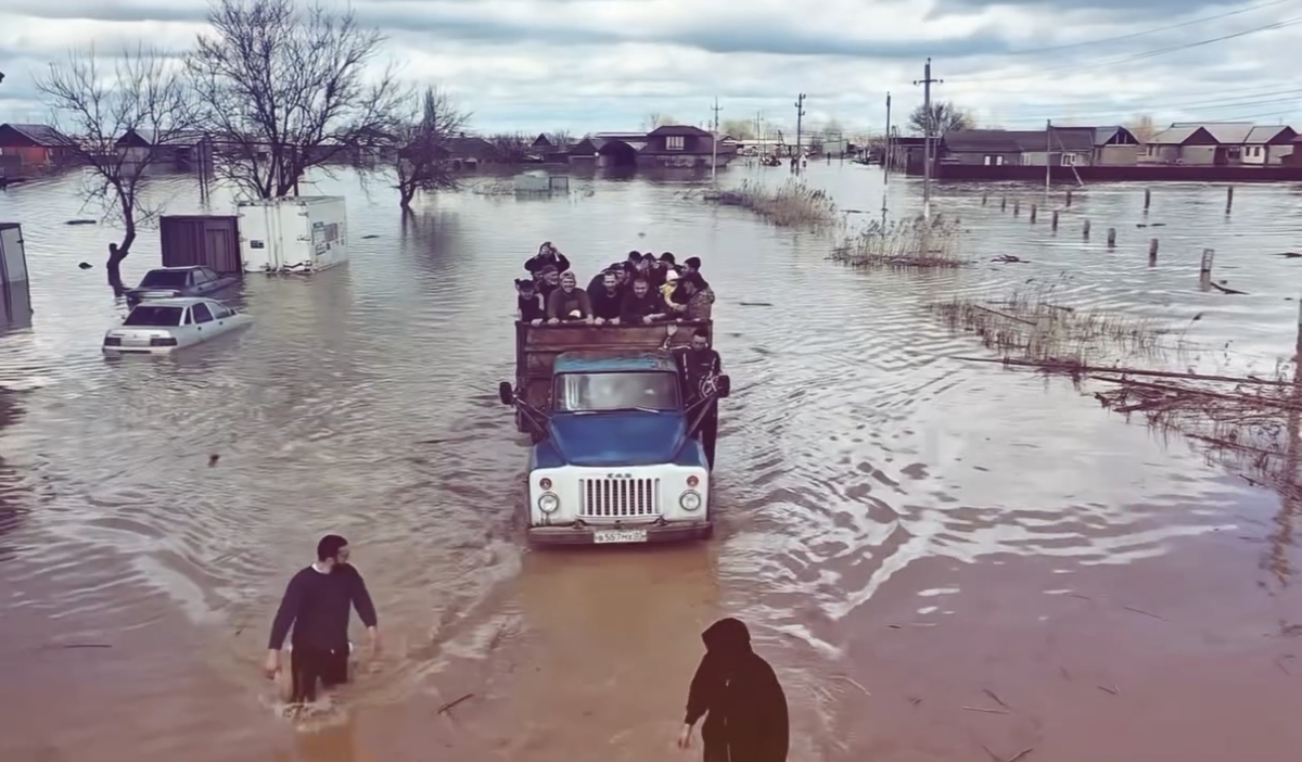 Последствия наводнения в селе Адильотар Хасавюртовского района. Кадр видео has.info Последствия наводнения в селе Адильотар Хасавюртовского района. Кадр видео has.info
