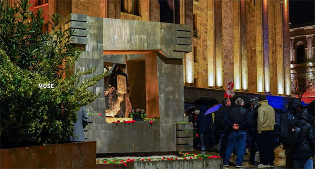 Возложение цветов у мемориала погибшим 9 апреля. 9 апреля 2026 г. Фото: Mo Se https://www.newsgeorgia.ge/