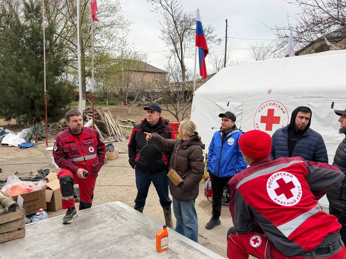 Представители Красного креста в Мамедкале. Фото: пресс-служба уполномоченного по правам человека в Дагестане / dagombu.ru