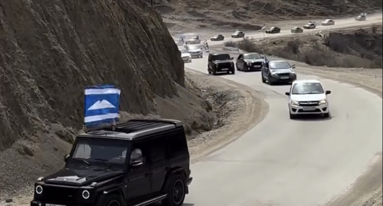 Автопробег в День возрождения балкарского народа. Кадр видео travel_kbr / Instagram*