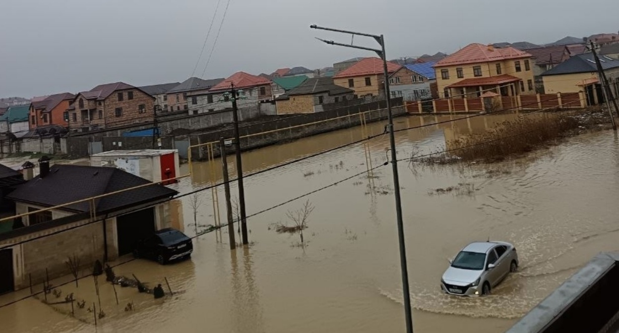 Наводнение в Каспийске. Фото из телеграм-канала "Черновика" https://t.me/chernovik/ Наводнение в Каспийске. Фото из телеграм-канала "Черновика" https://t.me/chernovik/