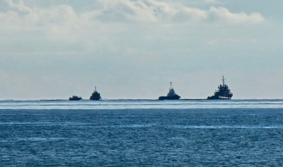 Суда ликвидируют загрязнение близ Анапы. Скриншот фото Юрия Озаровского от 11.04.26, https://t.me/MoreOz/120734