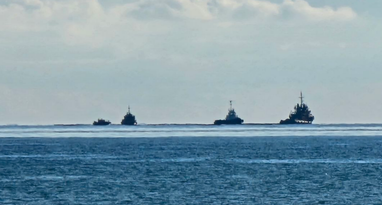 Суда ликвидируют загрязнение близ Анапы. Скриншот фото Юрия Озаровского от 11.04.26, https://t.me/MoreOz/120734 Суда ликвидируют загрязнение близ Анапы. Скриншот фото Юрия Озаровского от 11.04.26, https://t.me/MoreOz/120734