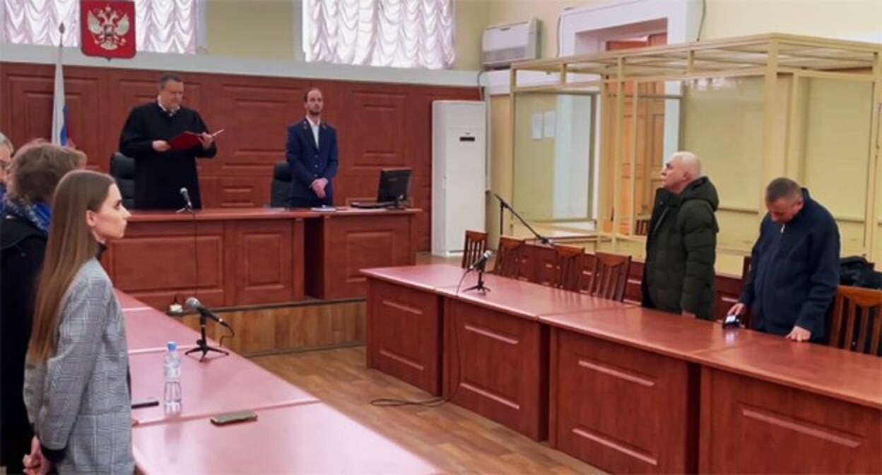 Юрий Захарчевский (справа) в зале суда. Скриншот видео https://don24.ru/rubric/proisshestviya/v-rostove-prigovorili-byvshego-sudyu-krasnodarskogo-kraevogo-suda-yuriya-zaharchevskogo.html Юрий Захарчевский (справа) в зале суда. Скриншот видео https://don24.ru/rubric/proisshestviya/v-rostove-prigovorili-byvshego-sudyu-krasnodarskogo-kraevogo-suda-yuriya-zaharchevskogo.html