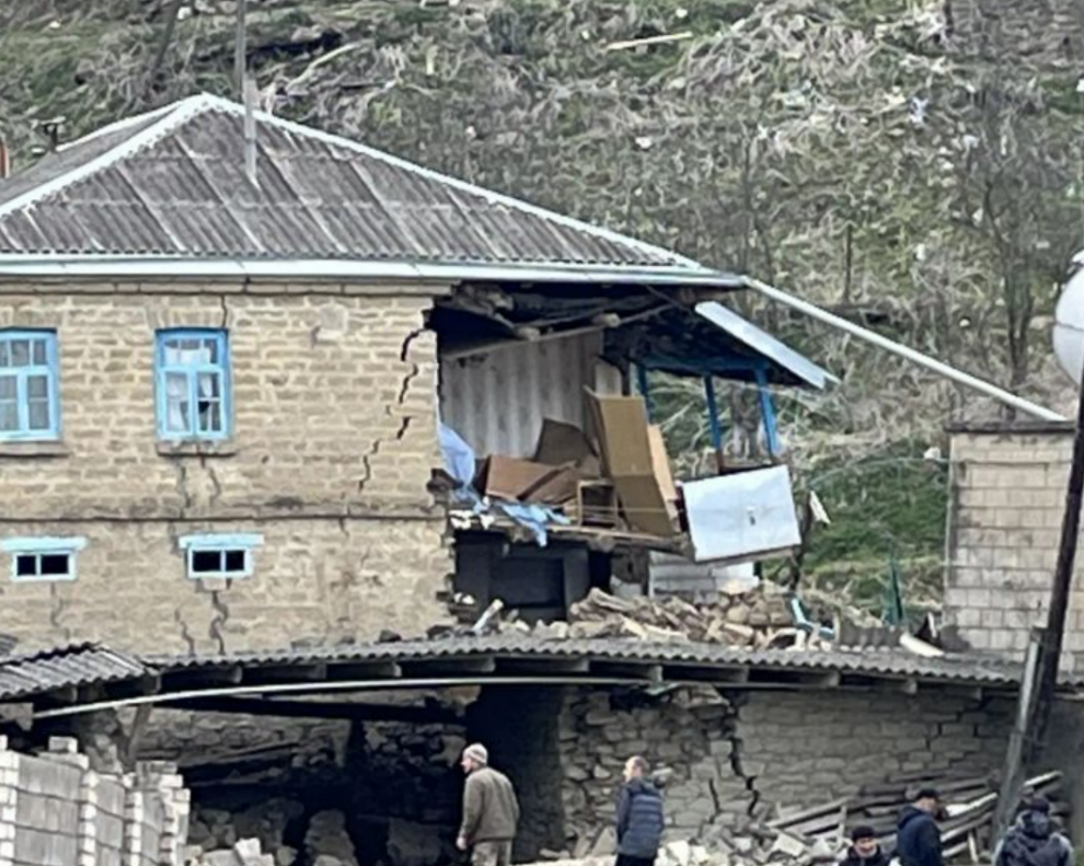 Разрушенный дом в селе Уркарах. Скриншот фото из Telegram-канала администрации Дахадаевского района от 11.04.26, https://t.me/urkarakh_ru/27397