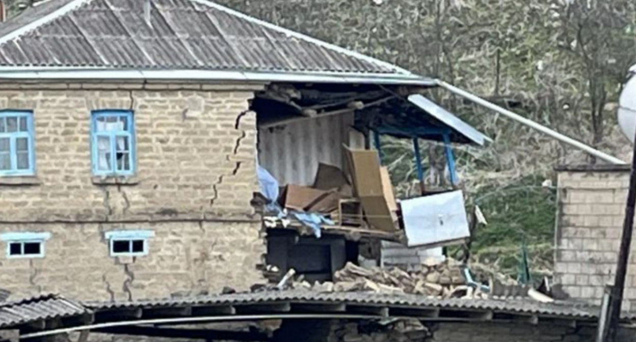 Разрушенный дом в селе Уркарах. Скриншот фото из Telegram-канала администрации Дахадаевского района от 11.04.26, https://t.me/urkarakh_ru/27397