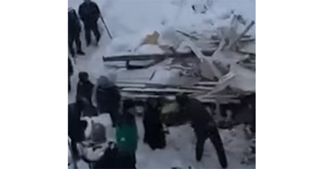 Снежная лавина накрыла дома в селе Шаитли. 12 апреля 2026 г. Скриншот видео https://www.instagram.com/p/DXD9CUXjQNp/ Instagram принадлежит компании Meta деятельность которой запрещена в России