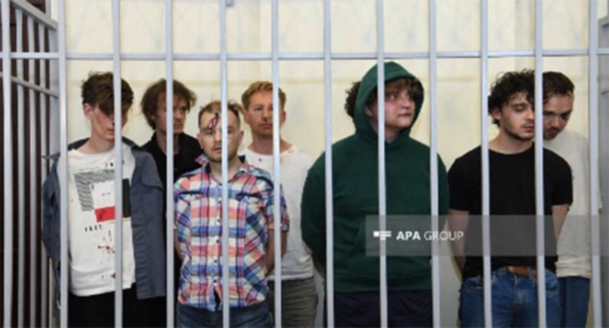 Арестованные россияне, которым предъявлено обвинение. Фото: APA https://ru.apa.az/