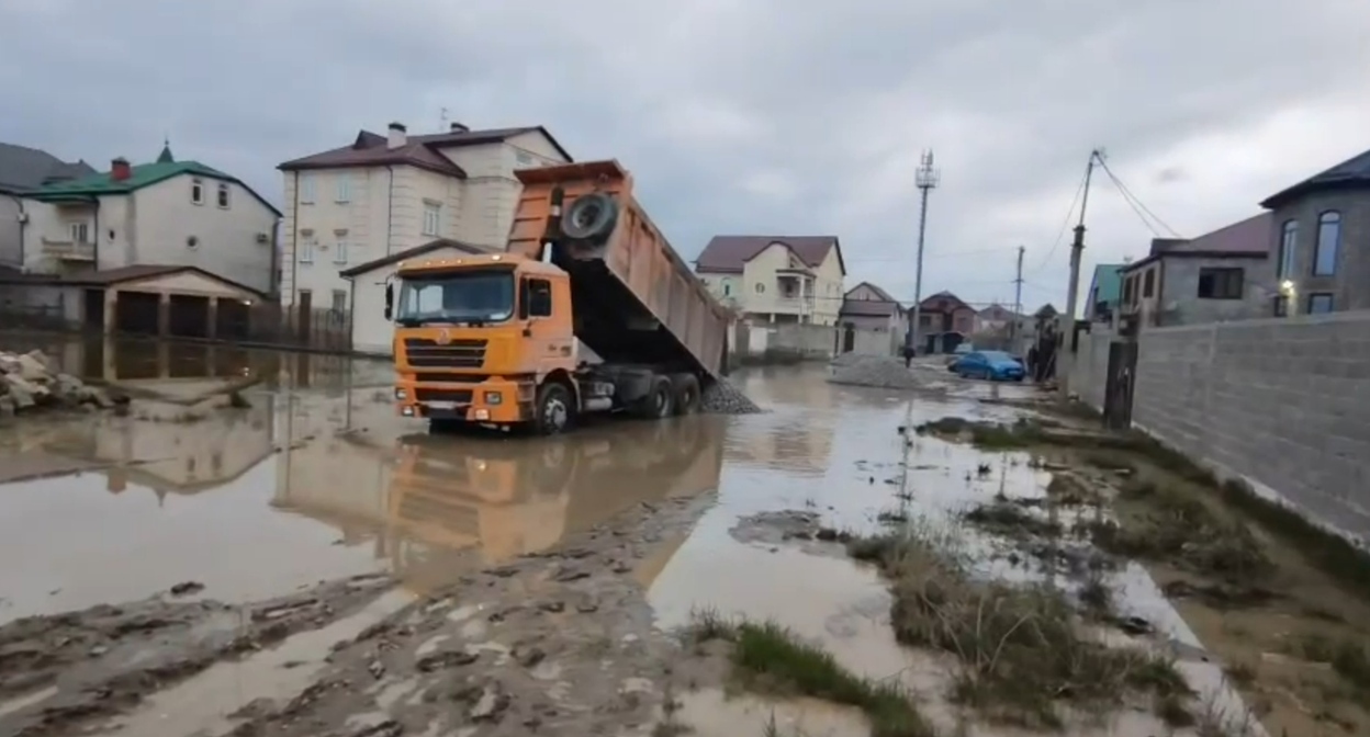 Последствия наводнения в махачкалинском поселке. Стоп-кадр видео администрации Махачкалы https://t.me/makhachkalaofficial/21990
