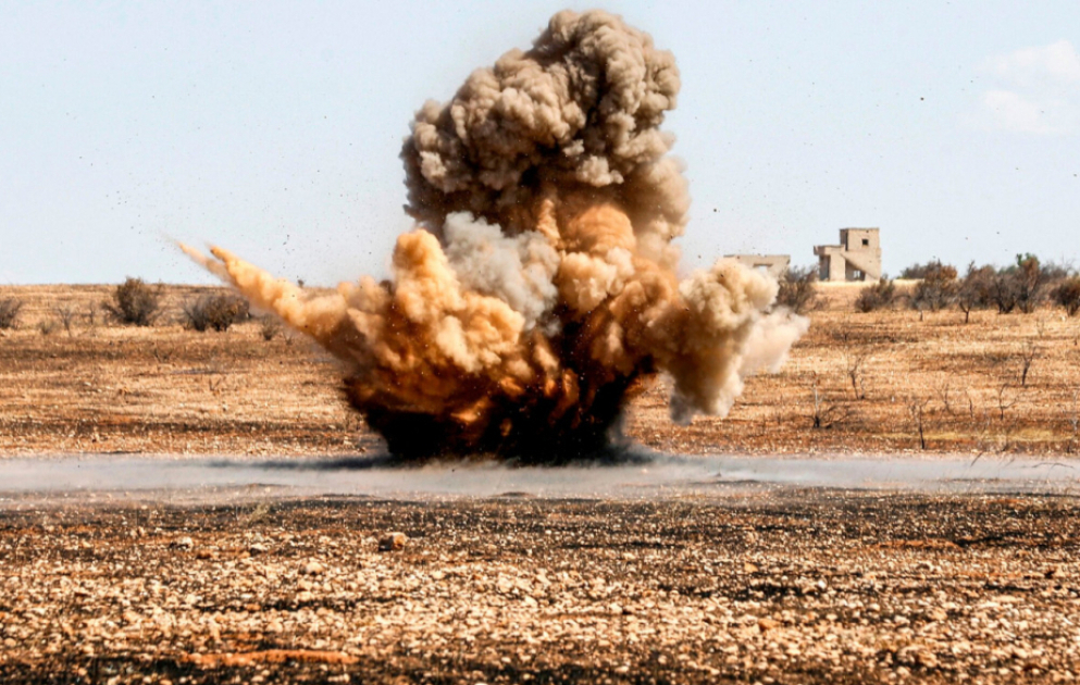 Взрыв мины. Скриншот видео https://video.azertag.az/ru/site/video/308591