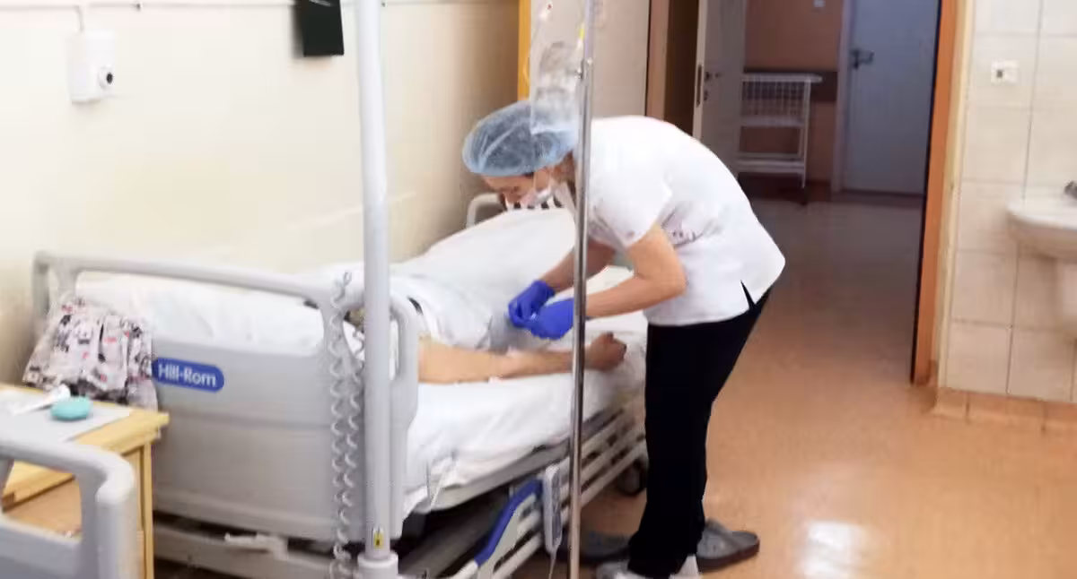 Медсестра у постели пациента. Фото Нины Тумановой для "Кавказского узла"
