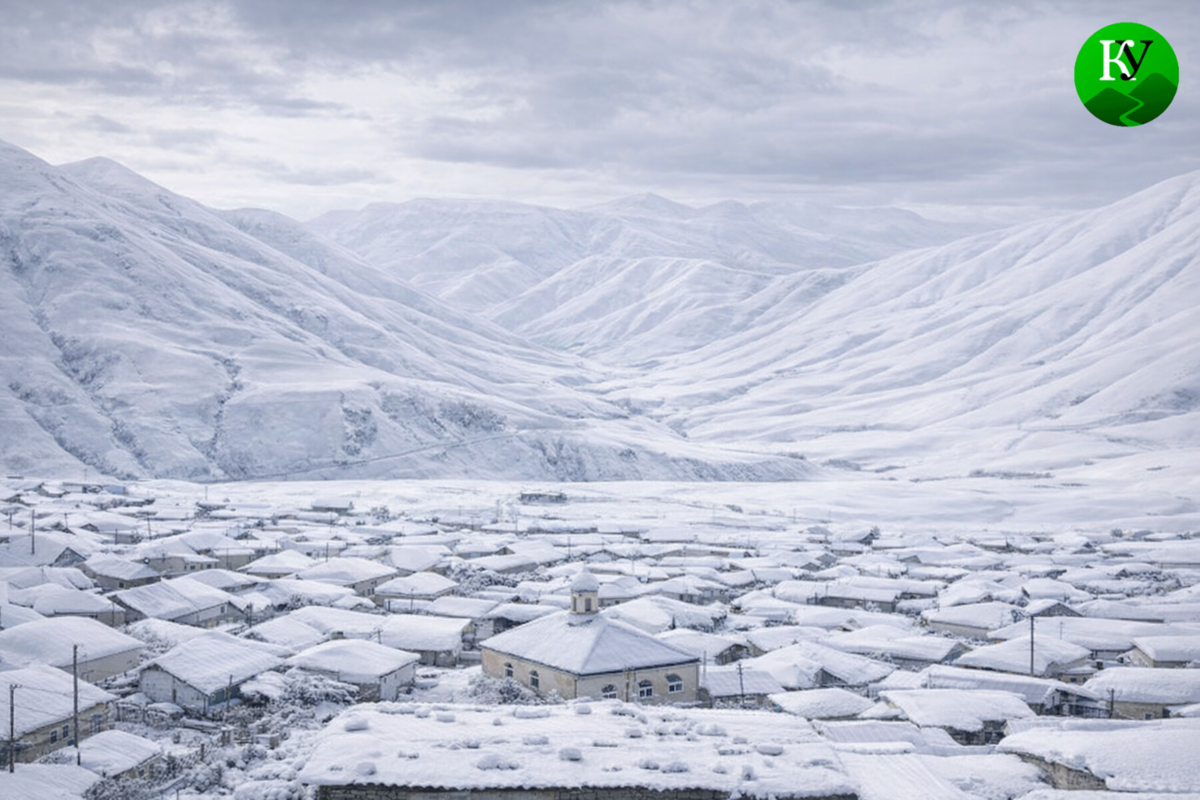 Село Хосрех после снегопадов. Иллюстрация создана "Кавказским узлом" с помощью ИИ в программе Copilot Село Хосрех после снегопадов. Иллюстрация создана "Кавказским узлом" с помощью ИИ в программе Copilot