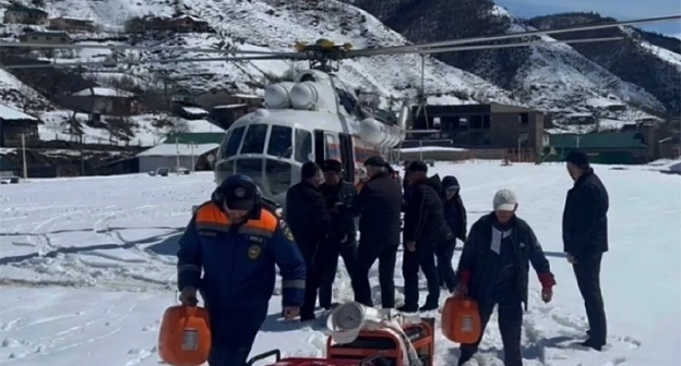 Эвакуация метеоролога со станции Сулак. Фото: МЧС России Эвакуация метеоролога со станции Сулак. Фото: МЧС России