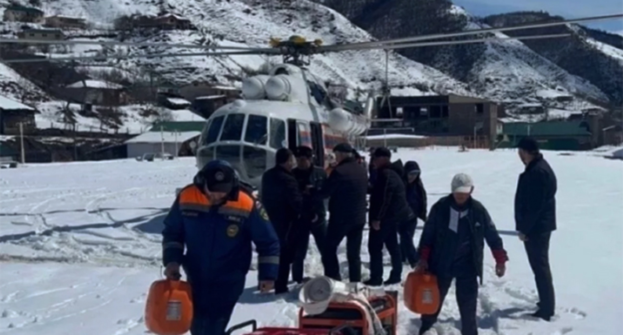 Эвакуация метеоролога со станции Сулак. Фото: МЧС России Эвакуация метеоролога со станции Сулак. Фото: МЧС России