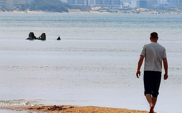 Пляж в Анапе. Скриншот фото из Telegram-канала "Маковозовы" от 18.04.26, https://t.me/makovozovy/58265