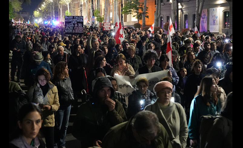 Протестный марш в Тбилиси. Скриншот фото "Мауцкебели" от 18.04.26, https://www.facebook.com/photo/?fbid=1622268069898640&set=pcb.1622282206563893 (деятельность компании Meta, владеющей соцсетью, запрещена в России).