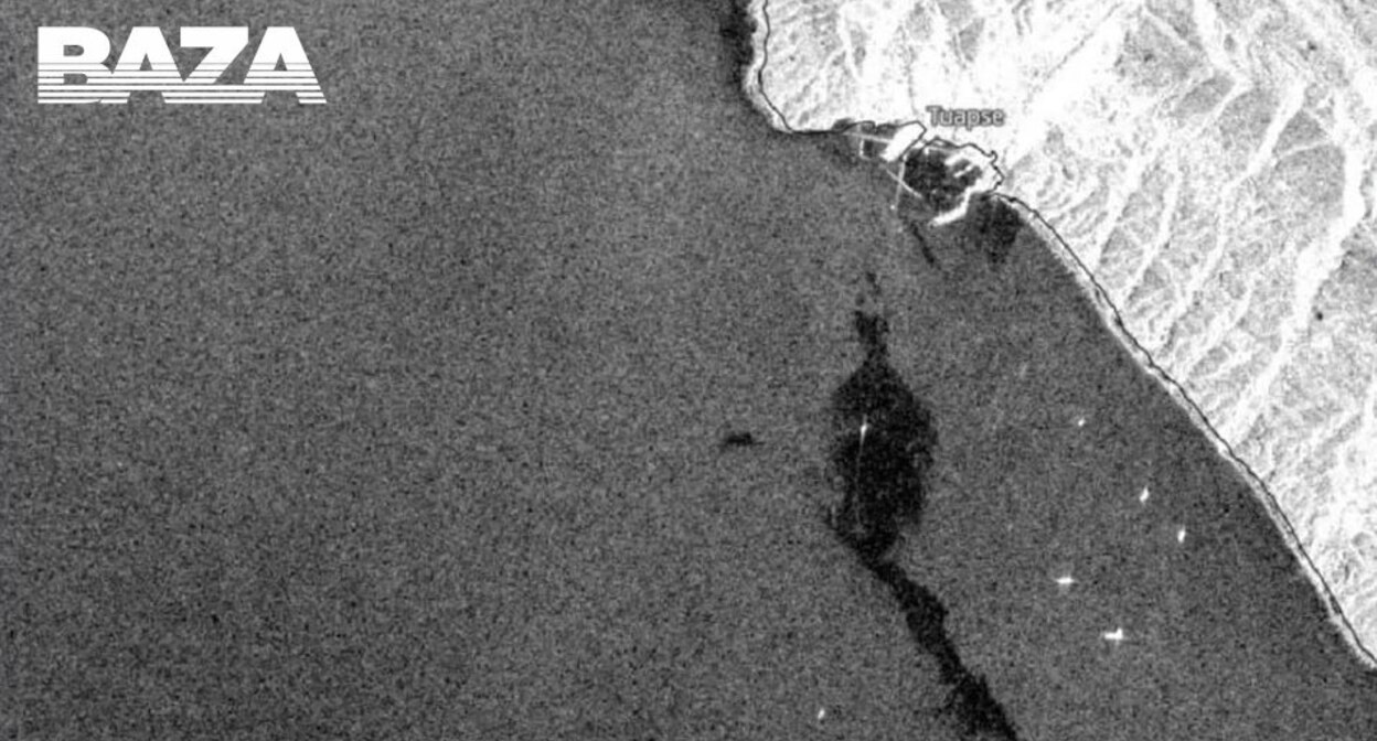 Нефтяное пятно в Черном море недалеко от побережья Туапсе. 20 апреля 2026 г. Фото: https://t.me/bazabazon/45426
