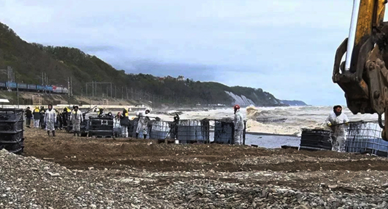 Устранение разлива нефти в Туапсе. 23 апреля 2026 г. Фото: https://t.me/opershtab23/15795