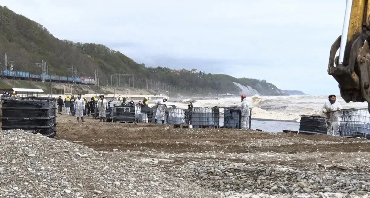 Уборка нефтепродукта на побережье в Туапсе. Фото из телеграм-канала оперштаба Кубани https://t.me/opershtab23/15794 Уборка нефтепродукта на побережье в Туапсе. Фото из телеграм-канала оперштаба Кубани https://t.me/opershtab23/15794