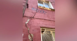 Фасад аварийного дома на улице Казахской. Кадр видео 161.ru https://161.ru/text/gorod/2025/08/17/75835763/
