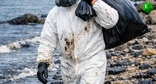 Уборка мазута. Иллюстрация создана «Кавказским узлом» с помощью ИИ в программе Copilot