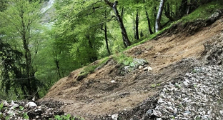 Сход селя в Кодорском ущелье. Фото: https://uks-ra.ru/novosti/item/77-v-kodorskom-ushchele-soshel-sel-dvizhenie-ogranicheno