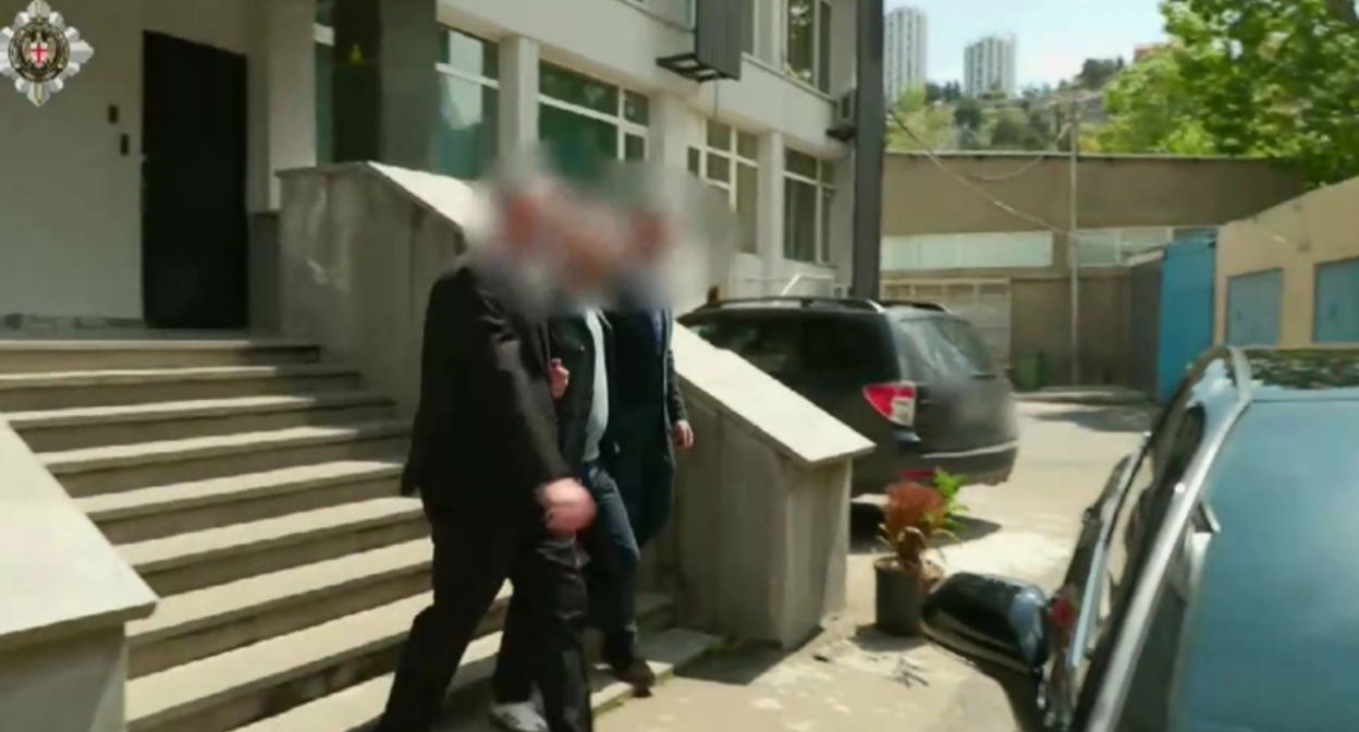 Кадр задержанного в Тбилиси по подозрению в шпионаже. Фото: TV Pirveli / https://tvpirveli.ge/ka/siaxleebi/kriminali/126948-jashushobis-braldebit-magalchinosani-daakaves