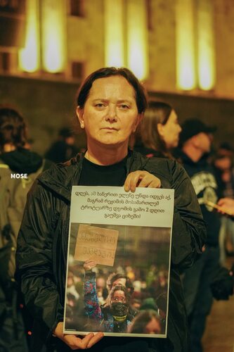 Кадр участница акции в Тбилиси в 532-й день непрерывных протестов держит плакат в поддержку арестованной активистки Элене Гелашвили . Фото: MO SE / Facebook