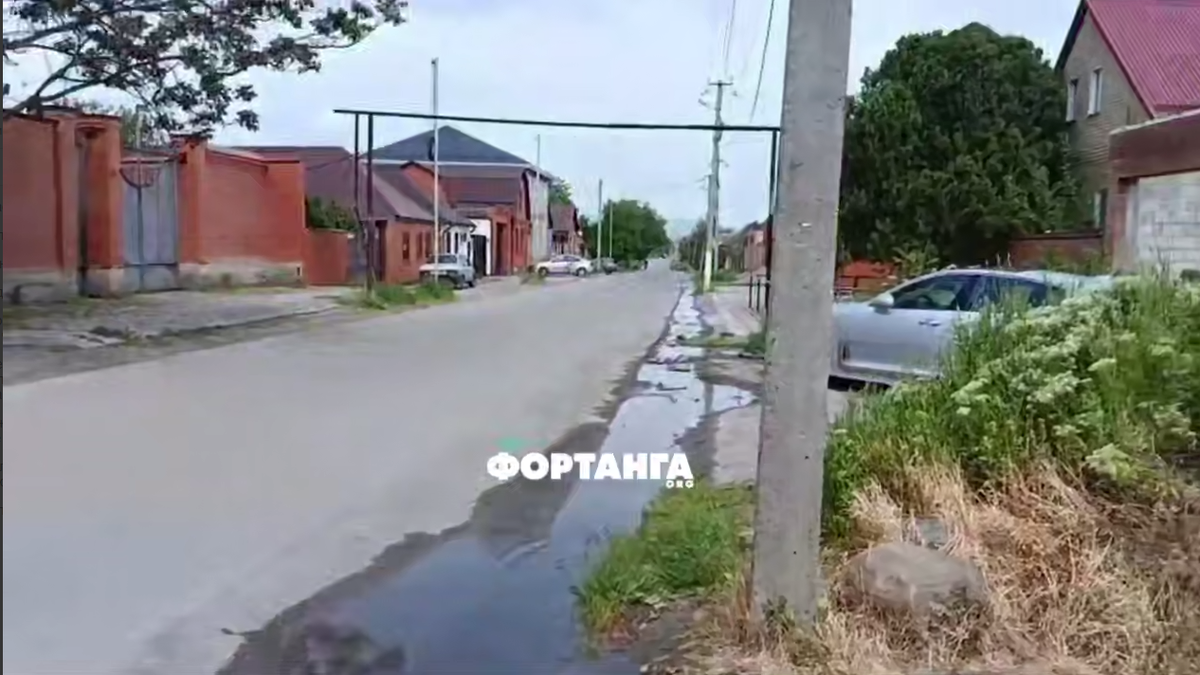 Кадр жители Сунжи пожаловались на разбитые дороги и прорывы труб. Фото: Фортанга / Telegram-канал Кадр жители Сунжи пожаловались на разбитые дороги и прорывы труб. Фото: Фортанга / Telegram-канал