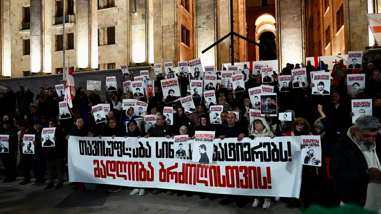 Непрерывные протесты в Тбилиси. Марш солидарности с политзаключенными. Фото JAMnews.