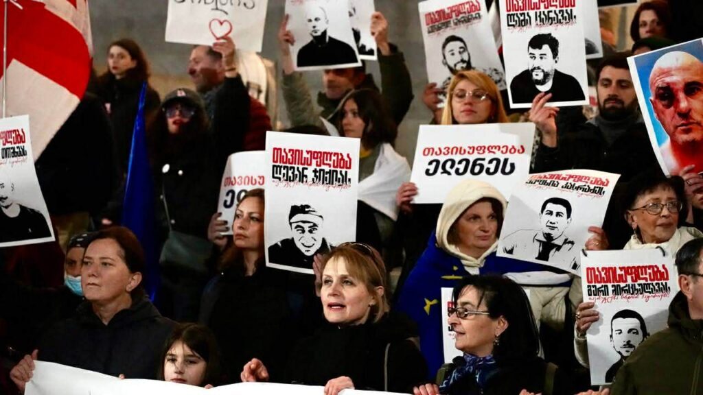Непрерывные протесты в Тбилиси. Марш солидарности с политзаключенными. Фото JAMnews.