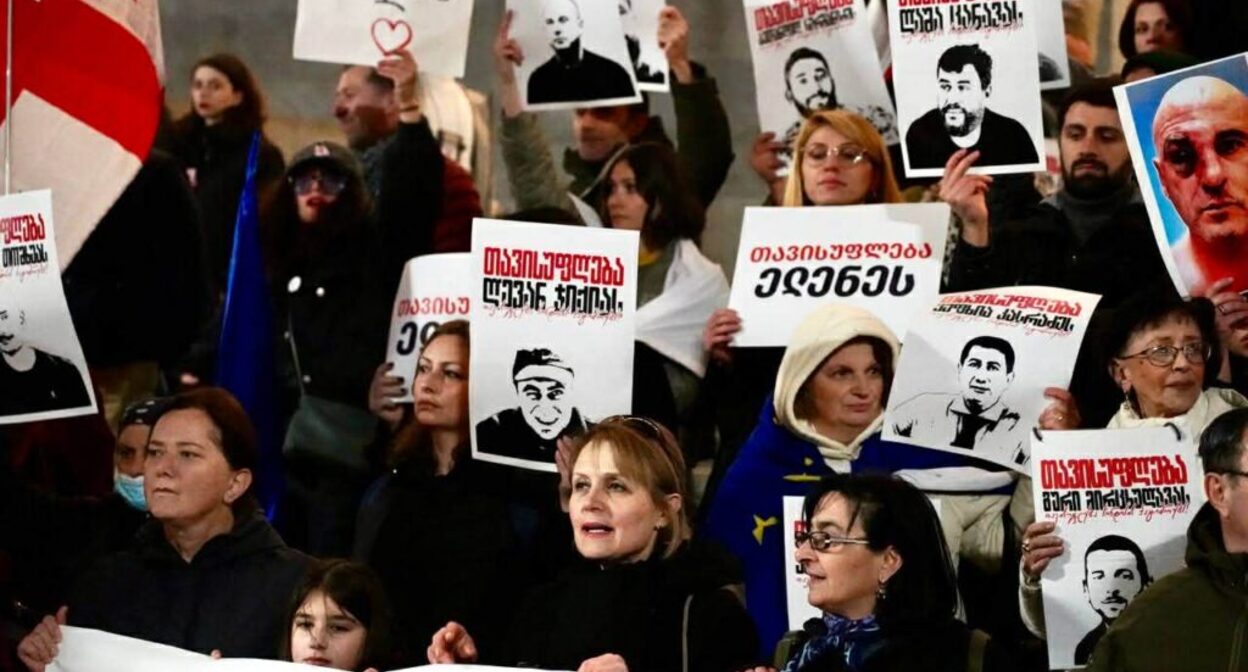 Непрерывные протесты в Тбилиси. Марш солидарности с политзаключенными. Фото JAMnews. Непрерывные протесты в Тбилиси. Марш солидарности с политзаключенными. Фото JAMnews.