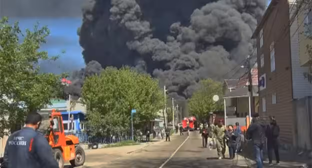 Дым от пожара после атаки беспилотников в Туапсе. Фото: пресс-служба губернатора Краснодарского края Дым от пожара после атаки беспилотников в Туапсе. Фото: пресс-служба губернатора Краснодарского края