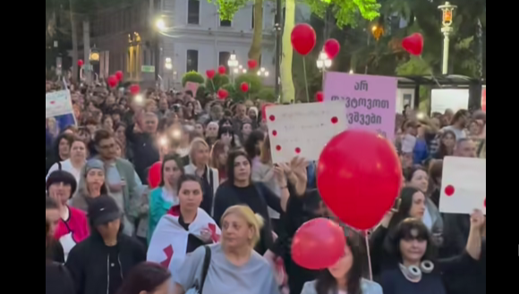 Участники шествия в Тбилиси. Стоп-кадр видео Publika от 24.05.26, https://www.facebook.com/reel/1498655901745663

