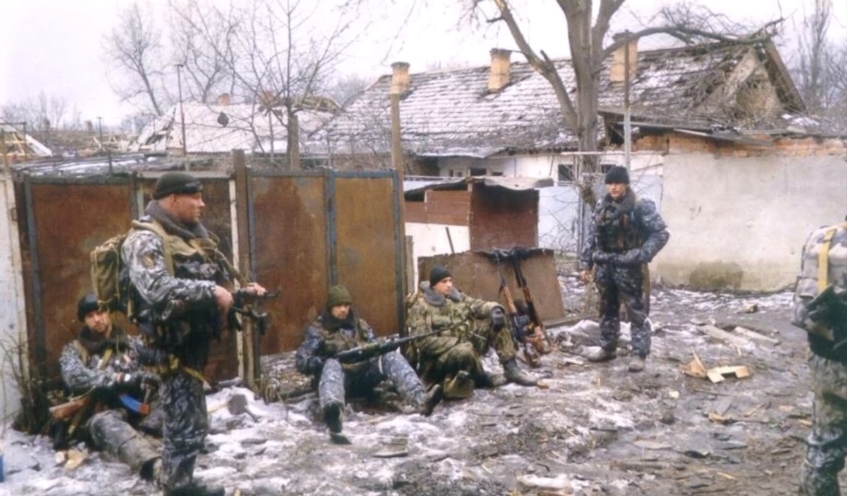 Бойцы ОМОН в Чечне, 2000 год. Кадр видео Весна 2000, гибель Пермского ОМОН Вторая Чеченская (кампания) Война в Чечне на YouTube