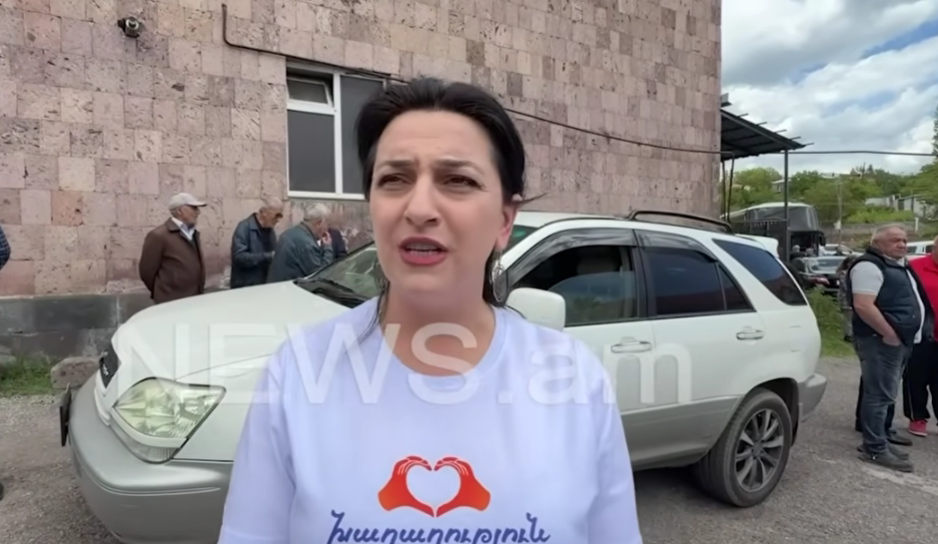 Педагог Анна Карапетян в футболке "Гражданского договора". Стоп-кадр видео News.Am. от 31.05.26, https://www.youtube.com/watch?v=rbi58i4erjE&t=281s. Педагог Анна Карапетян в футболке "Гражданского договора". Стоп-кадр видео News.Am. от 31.05.26, https://www.youtube.com/watch?v=rbi58i4erjE&t=281s.