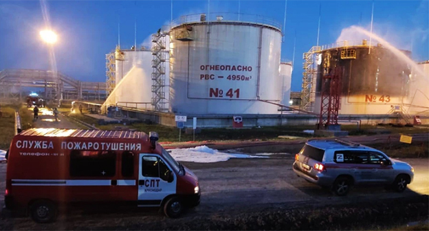 Тушение пожара на нефтебазе. Фото пресс-службы ГУ МЧС России по Краснодарскому краю