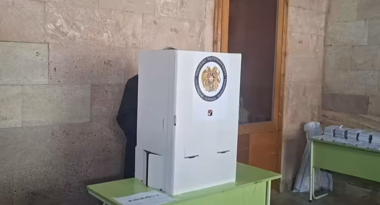 Избиратель на участке № 31/06. Гюмри, 7 июня 2026 года. Фото "Кавказского узла".