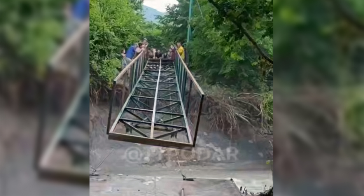 Жители села Возрождение устанавливают мост через реку. Кадр из видео https://t.me/typodar/61193 Жители села Возрождение устанавливают мост через реку. Кадр из видео https://t.me/typodar/61193
