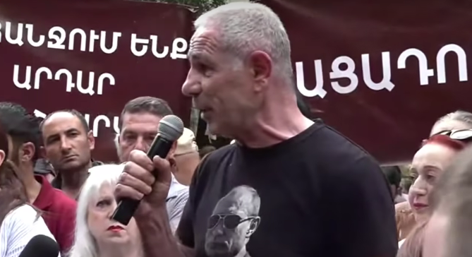 Исраэл Акопкохян у здания ЦИК Армении. Стоп-кадр видео News.Am от 14.06.26, https://www.youtube.com/watch?v=gHKjTA08qww&t=8s