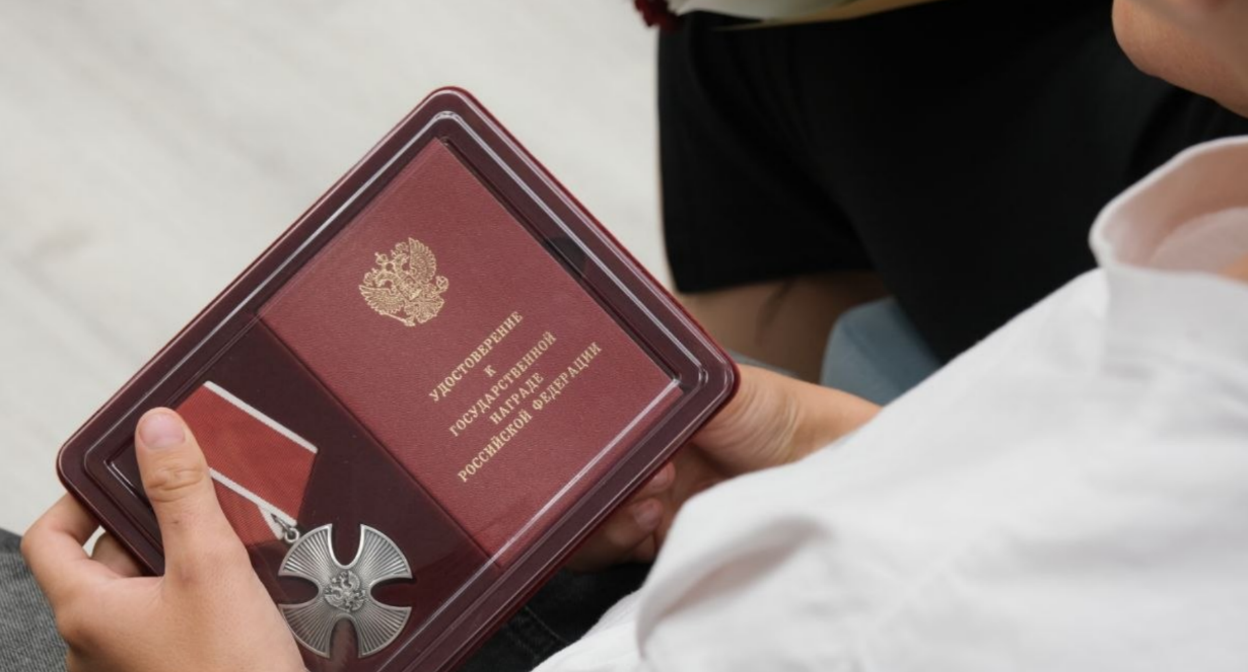 Орден Мужества в руках у родственника погибшего бойца. Скриншот фото от 05.06.26 из Telegram-канала администрации Красноярского округа, https://t.me/amo_kr_rayon/6204 Орден Мужества в руках у родственника погибшего бойца. Скриншот фото от 05.06.26 из Telegram-канала администрации Красноярского округа, https://t.me/amo_kr_rayon/6204