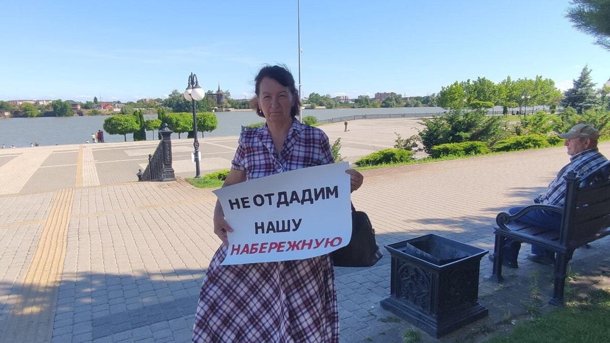 Жительница Краснодара проводит пикет против строительства храма на Рождественской набережной. Скриншот изображения https://t.me/KrasnodarUMR/26326 Жительница Краснодара проводит пикет против строительства храма на Рождественской набережной. Скриншот изображения https://t.me/KrasnodarUMR/26326